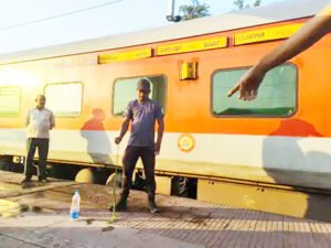 यशवंतपुर-कोरबा एक्सप्रेस ट्रेन में मिला सांप : AC बोगी में सफर कर केरल से कोरबा पहुंचा ग्रीन वाइन स्नैक, सर्पमित्र ने रेस्क्यू कर जंगल में छोड़ा Chhattisgarh Crimes