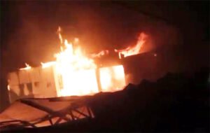 देर रात फर्नीचर फैक्ट्री में लगी भीषण आग Chhattisgarh Crimes