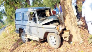 पेड़ से टकराई बोलेरो, 8 लोग घायल, 1 की मौत Chhattisgarh Crimes