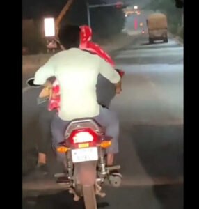 लड़की को टंकी पर बैठाकर युवक भगा रहा था बाइक, रायपुर पुलिस ने काटा चालान Chhattisgarh Crimes