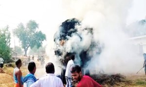 पैरा भरे ट्रैक्टर ट्राली आया बिजली तार के चपेट में, जलकर खाक Chhattisgarh Crimes