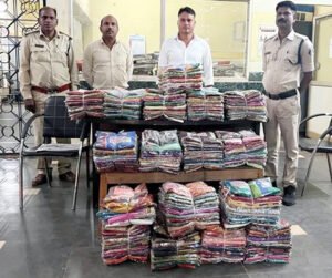 पुलिस को देख साड़ियों को छोड़कर भागा पिकअप चालक Chhattisgarh Crimes