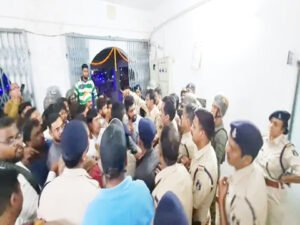 थाना परिसर में ही आपस में भिड़े बीजेपी कांग्रेस कार्यकर्ता Chhattisgarh Crimes