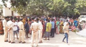 शराब दुकान बंद करने की मांग को लेकर महिलाओं और बच्चों ने किया थाने का घेराव Chhattisgarh Crimes