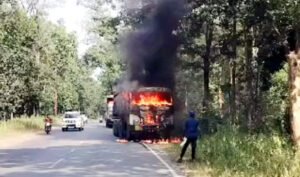 ट्रेलर में लगी आग, समय रहते कूदा ड्राइवर Chhattisgarh Crimes