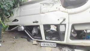 डिवाइडर से टकराकर स्कॉर्पियो पलटी Chhattisgarh Crimes