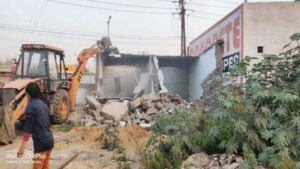 अवैध रूप से बन रही दुकानों पर चला बुलडोजर Chhattisgarh Crimes