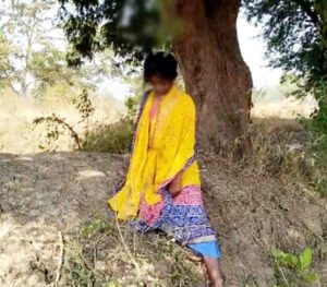 पेड़ पर लटका मिला अज्ञात महिला का शव, शरीर पर मिले चोट के निशान Chhattisgarh Crimes