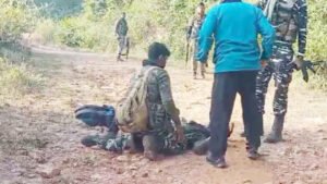 दंतेवाड़ा में बैनर हटाते समय हुआ आईईडी ब्लास्ट, CRPF के दो जवान घायल Chhattisgarh Crimes