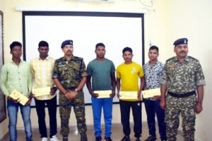 विधायक के फॉलो वाहन पर फायरिंग व इंजीनियर के अपहरण की घटना में शामिल 5 नक्सलियों ने किया सरेंडर Chhattisgarh Crimes