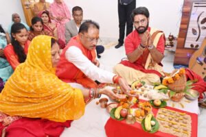 शपथ ग्रहण से पहले मुख्यमंत्री विष्णुदेव साय ने परिजनों के साथ घर में की पूजा Chhattisgarh Crimes