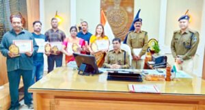 सड़क हादसे में घायल लोगों की मदद करने वालों काे एसपी ने किया सम्मानित Chhattisgarh Crimes