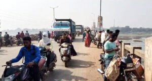 राजिम में दर्दनाक हादसा, पुल की बाउंड्री से टकराकर नदी में गिरा बाइक सवार युवक, मौके पर मौत Chhattisgarh Crimes