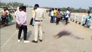 चलती ट्रैक्टर से गिरा 7 साल का बच्चा, मौके पर मौत Chhattisgarh Crimes