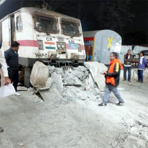 सिग्नल तोड़ स्टॉपर पर चढ़ी छत्तीसगढ़ एक्सप्रेस ट्रेन Chhattisgarh Crimes