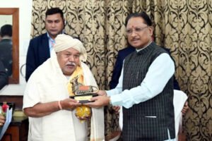 अमेरिका से भी इलाज के लिए आते हैं मरीज, जानिए छग के नाड़ी वैद्य हेमराज मांझी को Chhattisgarh Crimes