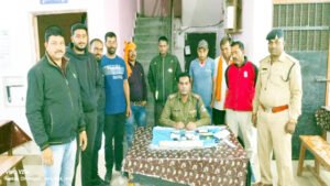 खेत में जुआ खेल रहे 8 जुआरियों को किया गिरफ्तार, 55 हजार नकदी समेत कार और बाइक की जब्त Chhattisgarh Crimes