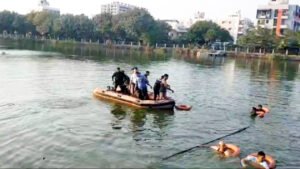 गुजरात के वडोदरा में नाव पलटने से 13 बच्चों और 2 टीचर की मौत, कई लापता Chhattisgarh Crimes