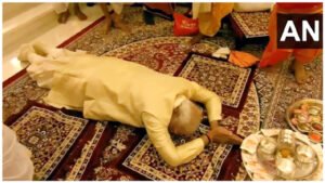 पीएम मोदी ने 'साष्टांग दंडवत' होकर रामलला का लिया आशीर्वाद, नृत्य गोपाल दास के छुए पैर Chhattisgarh Crimes
