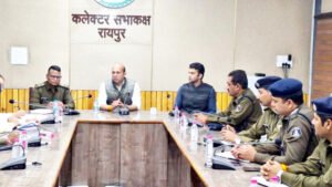 पेट्रोल-डीजल के लिए पंपों में लगी लंबी कतारे, कलेक्टर की जनता से अपील, कहा- जिले में पर्याप्त स्टॉक, अफवाहों से बचें Chhattisgarh Crimes