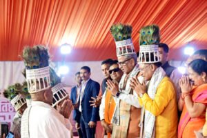 रामनाम को अपने अंग-अंग में हृदय में तथा चेतना में बसाने वाले रामनामी समुदाय के प्रतिनिधियों ने मुख्यमंत्री श्री विष्णु देव साय को अपना परंपरागत मोर मुकुट पहनाकर अभिनंदन किया Chhattisgarh Crimes