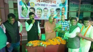 कांग्रेस कार्यकर्ताओं ने 80 पोंड के केक काट कर मनाया पूर्व मंत्री सत्यनारायण शर्मा का 80वां जन्मदिन Chhattisgarh Crimes