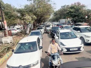 शंकर नगर मेन रोड में एक किमी तक लगी रही वाहनों की कतार Chhattisgarh Crimes