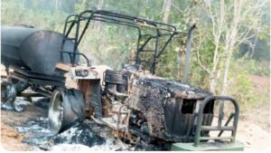 नक्सलियों ने फिर मचाया उत्पात, पुल निर्माण में लगे वाहनों में लगाई आग Chhattisgarh Crimes