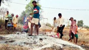 होलिका दहन के बाद धधकते अंगारों पर नंगे पांव चलते हैं यहां के लोग Chhattisgarh Crimes