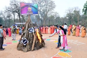 मतदाता जागरूकता के तहत लोगों ने प्रलोभन रूपी होलिका दहन कर लालच मुक्त होकर मतदान करने का दिया संदेश Chhattisgarh Crimes