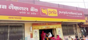 महतारी वंदन योजना का लाभ लेने महिलाओं में जबरदस्त उत्साह भरी गर्मी में बैंक के लगा रही चक्कर Chhattisgarh Crimes