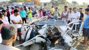 कैप्सूल वाहन ने मारुति वैन को पीछे से मारी जोरदार टक्कर, बेटे की मौत पिता गंभीर रूप से घायल Chhattisgarh Crimes