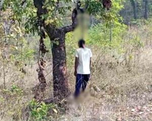 नर्सरी में पेड़ पर लटकती मिली युवक की लाश, इलाके में फैली सनसनी Chhattisgarh Crimes