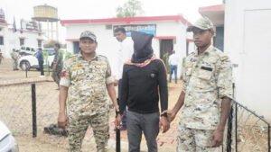 पुलिस को मिली बड़ी कामयाबी, बड़े नक्सली नेताओं का कूरियर गिरफ्तार Chhattisgarh Crimes