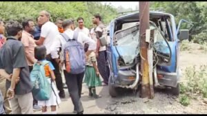 स्कूल बस और वेन हादसे का शिकार : 30 बच्चों से भरी बस में लगी आग, वैन बिजली खंभे से टकराई Chhattisgarh Crimes