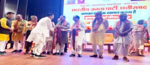 पूर्व विधायक समेत 700 से अधिक लोगों ने थामा बीजेपी का दामन Chhattisgarh Crimes