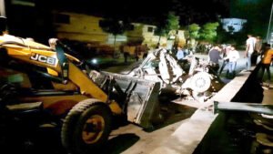 डिवाइडर से टकराई कार, 2 युवकों की मौत, दो गंभीर Chhattisgarh Crimes