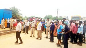 अवैध कब्जा के विरोध में ग्रामीणों ने किया चक्काजाम, 2 घंटे तक बाधित रहा आवागमन Chhattisgarh Crimes