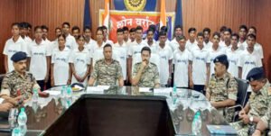 4 महिलाओं सहित 35 माओवादियों ने एक साथ किया आत्मसमर्पण Chhattisgarh Crimes