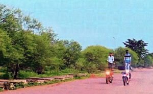 चलती बाइक पर खड़े होकर 2 लड़कों ने किया जानलेवा स्टंट Chhattisgarh Crimes