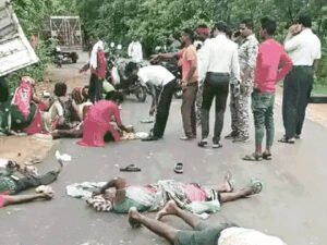 मजदूरों से भरी पिकअप पलटी, 1 की मौत, 20 घायल Chhattisgarh Crimes