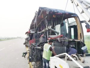 लखनऊ-आगरा एक्सप्रेस-वे पर बड़ा हादसा, दूध के कंटेनर से टकराई डबल डेकर बस, 18 लोगों की मौत Chhattisgarh Crimes