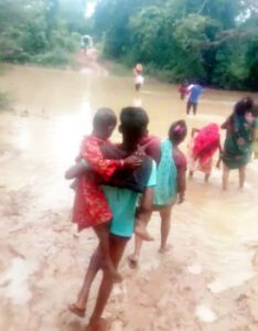 कुल्हाड़ीघाट शोभा गोना क्षेत्र में मलेरिया का कहर, मलेरिया के मरीजों को 108 एंबुलेंस से लाया जा रहा है सामुदायिक स्वास्थ्य केंद्र एम्बुलेंस मे मरीज को ले जाने के लिए नदी पार करा रहे ग्रामीण जन