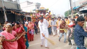 छुरा नगर में धुमधाम से निकली रथयात्रा पावन डोर को खींचने आगे आए बच्चे बूढ़े नौजवान और महिलाएं Chhattisgarh Crimes