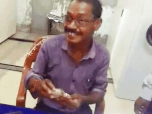 क्लर्क का रिश्वत लेते वीडियो वायरल : कहा- साहब लोग डिमांड करते हैं इसलिए लेना पड़ता है Chhattisgarh Crimes