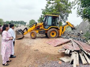 सरकारी जमीन पर अवैध कब्जा, रायपुर प्रशासन का चला बुलडोजर, सेजबहार में 5 एकड़ जमीन कराया खाली Chhattisgarh Crimes