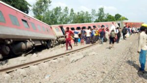 यूपी के गोंडा में बड़ा ट्रेन हादसा, डिब्रूगढ़ एक्सप्रेस पटरी से उतरी, हादसे में 4 यात्रियों की मौत Chhattisgarh Crimes