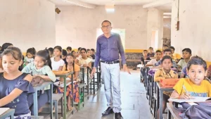 छत्तीसगढ़ के टीचर ने किया ऐसा कमाल, बदल दी सरकारी स्कूल की तस्वीर, अब एडमिशन के लिए मची मारामारी Chhattisgarh Crimes