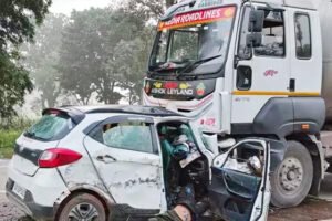चलती ट्रक में जा घुसी कार, दो की मौत, दो की हालत गंभीर Chhattisgarh Crimes