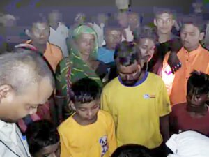 20 लोगों से भरी पिकअप नहर में गिरी, 2 बच्चे लापता Chhattisgarh Crimes